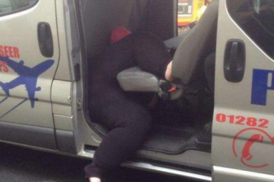 Ну , очень полная женщина застряла в такси .