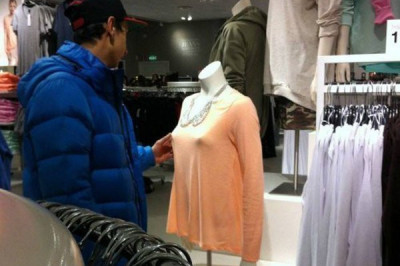 Посетители магазина одежды 