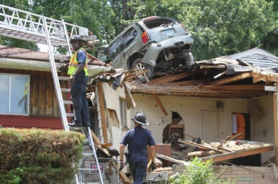 Взлетел на крышу дома 