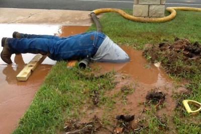 Сантехник в работе 