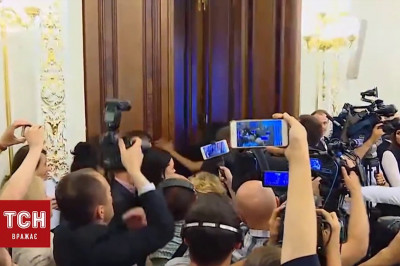 Активистка Femen обнажила грудь перед президентами Украины и Белоруссии 