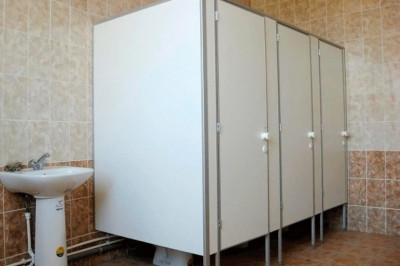 В туалетной кабинке