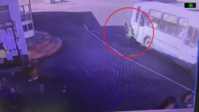 Автобус протащил ребёнка по асфальту 