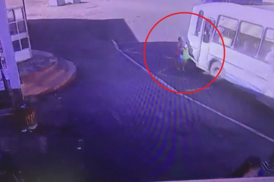 Автобус протащил ребёнка по асфальту 