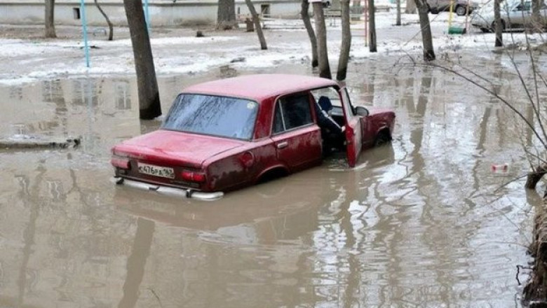 Автомобили попали в водную ловушку