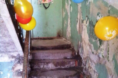 Особый интерьер в подъезде 