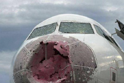 Пассажирский самолёт совершил аварийную посадку .