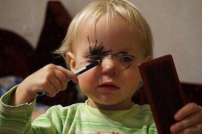 Девочки наводят красоту 