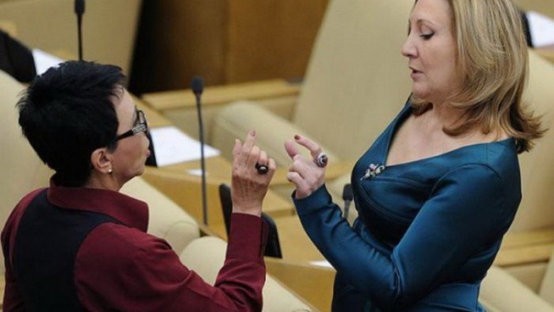 Женщины в Думе что-то обсуждают