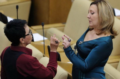 Женщины в Думе что-то обсуждают