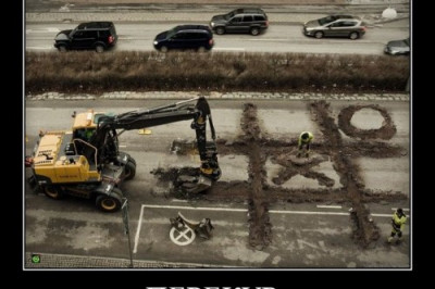 Игра крестики нолики во время обеденного перерыва 