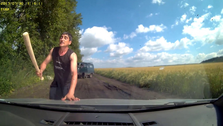 Беспредел  на просёлочной дороге 