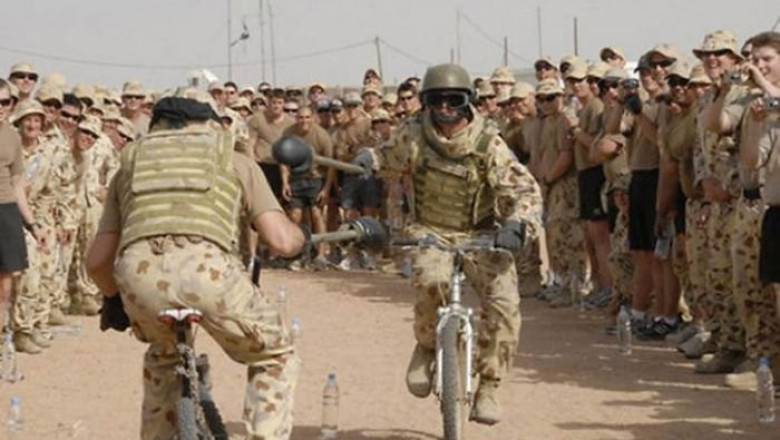 Солдаты в армии развлекаются 