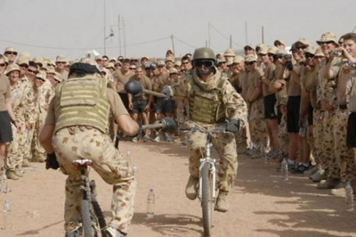 Солдаты в армии развлекаются 