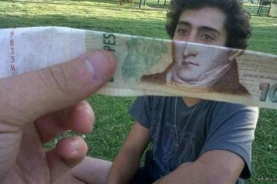 Забавные кадры на фоне банкнот 