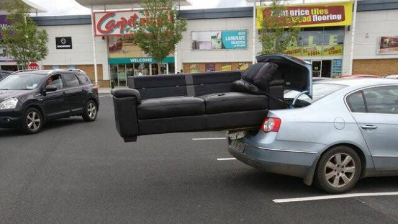 Автомобили перевозят груз и вещи 