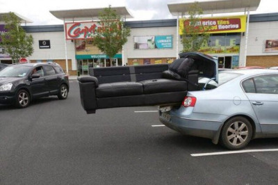 Автомобили перевозят груз и вещи 