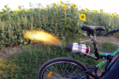 Велосипед с реактивным двигателем 