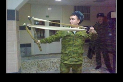 Рогатка в руках бойца 