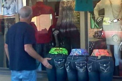 Жажда любопытства возле манекена 