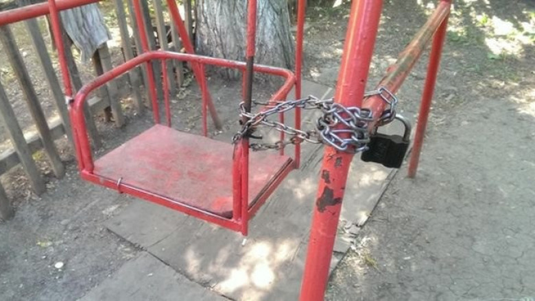 Качели на замке 