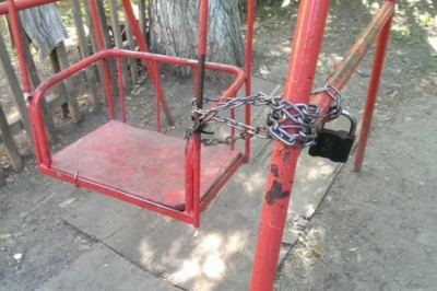 Качели на замке 