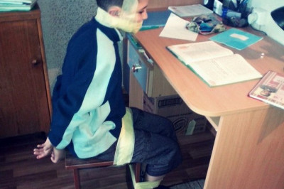 Школьники делают домашнее задание 