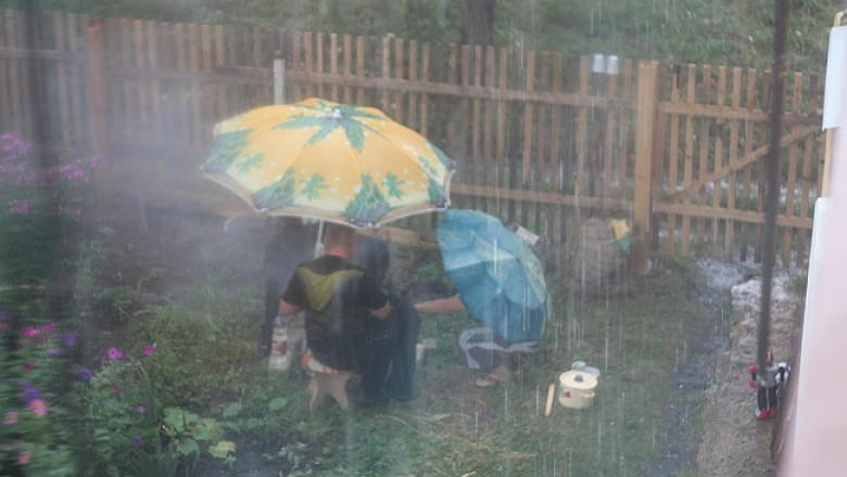 Готовим шашлык под дождем 