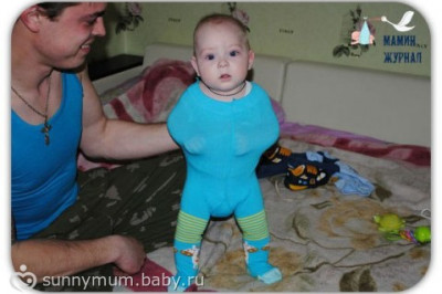 Папа одевает малыша 