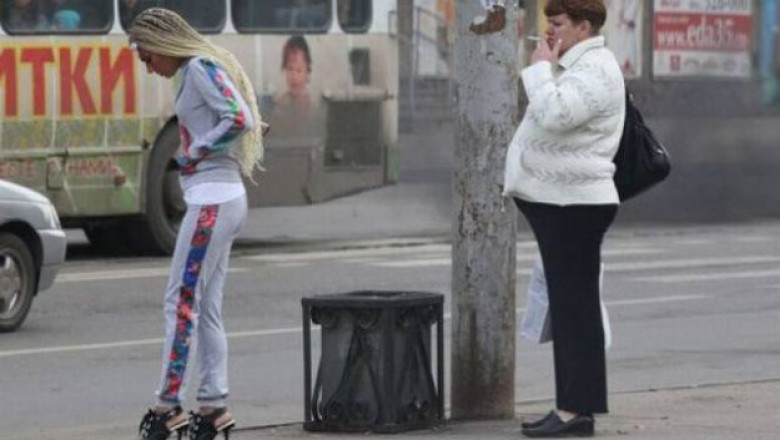 Модницы в стильной одежде 