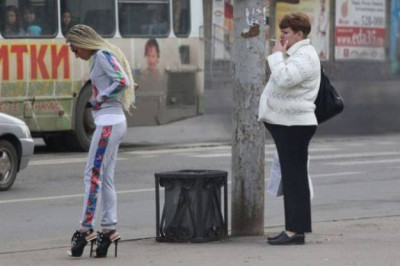 Модницы в стильной одежде 