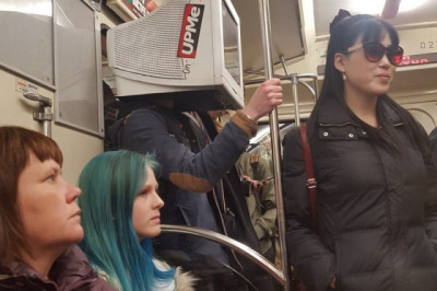 Чудаковатые пассажиры в метро 