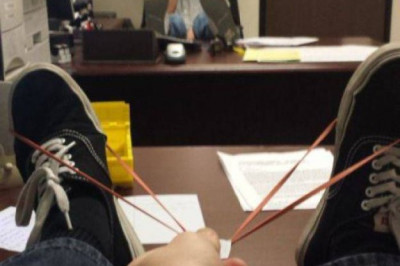 Ребята развлекаются в офисе