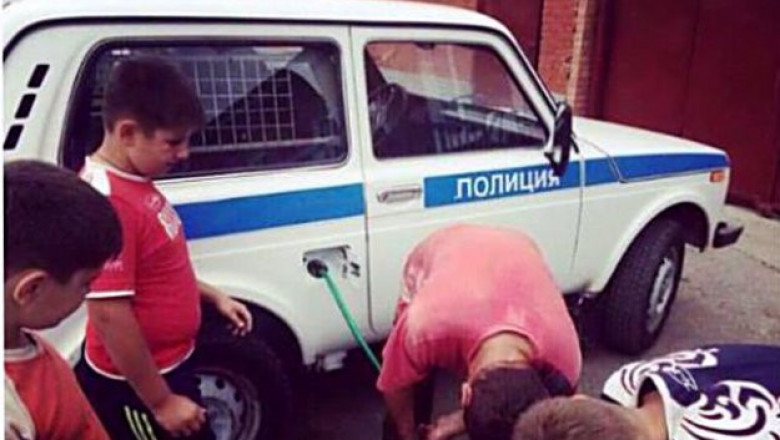 Смелые ребята сливают бензин 