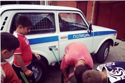 Смелые ребята сливают бензин 