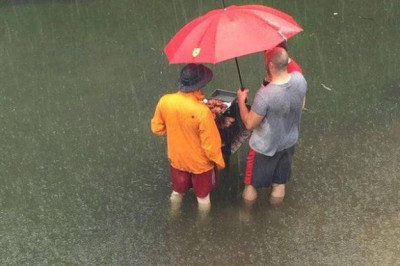 Ребята не сдаются и готовят шашлык даже под дождем 