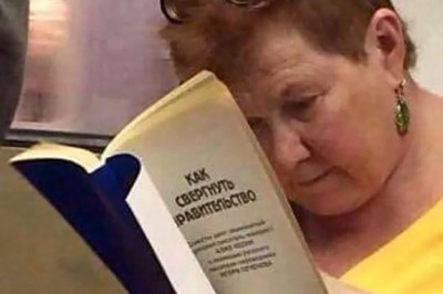 Чтение литературы в метро 