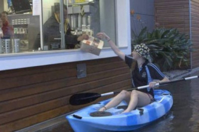 Ребята развлекаются во время наводнения 