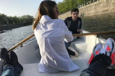 Женщины гребут веслами, мужики отдыхают 