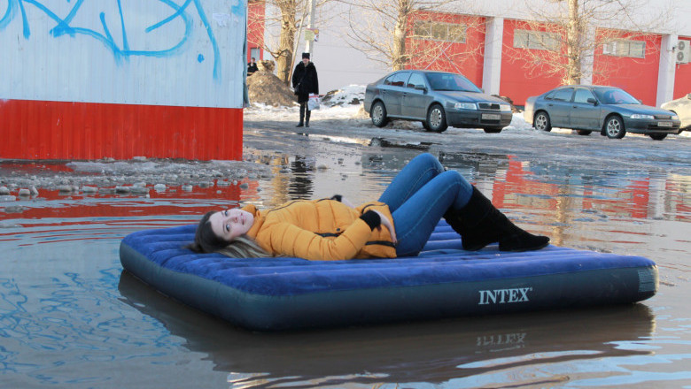 Девушки на матрасе 