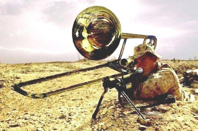 Музыканты играют на флейте и трубе 