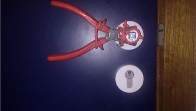 Мастера починили ручку