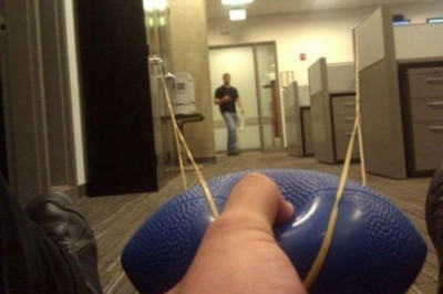 Офисные работники нескучно проводят время  