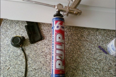 Мастер купил монтажную пену