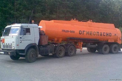 Водитель выпал из КамАЗа при развороте 