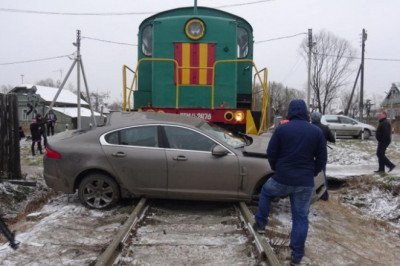 Игнорируя запрещающий сигнал