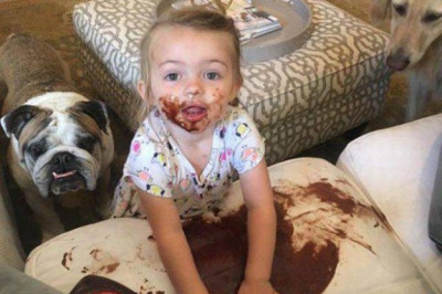 Детишки играются в комнате