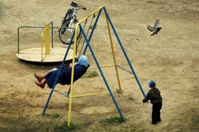 Бабушка гуляет с внуком 