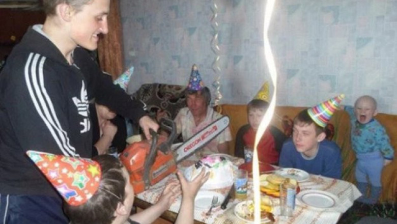 Ребята отмечают веселый праздник 