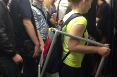 Людям очень тесно в обществе и транспорте